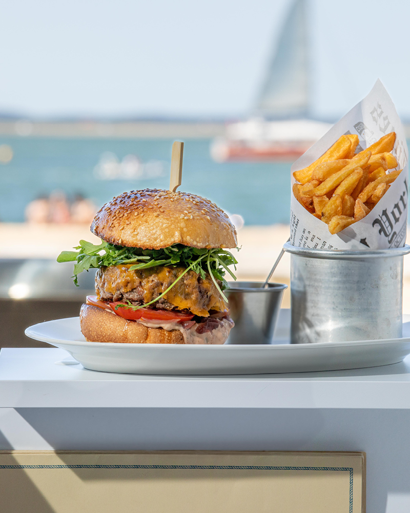 Table restaurant face à la plage d'Arcachon